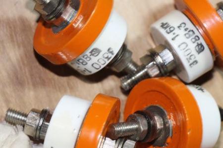 真空開(kāi)關(guān)管的氣密絕緣系統(tǒng)、屏蔽系統(tǒng)以及導(dǎo)電系統(tǒng)